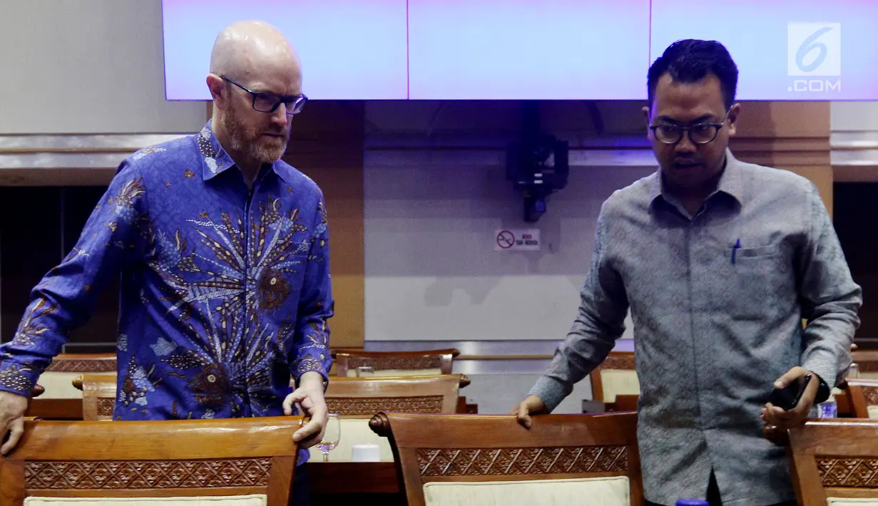 Kepala Kebijakan Publik Facebook Indonesia, Ruben Hattari bersama Vice President of Public Policy Facebook Asia Pasific.  Simon Milner menghadiri Rapat Dengar Pendapat dengan Komisi I DPR di Senayan, Jakarta, Selasa (17/4). (Liputan6.com/Johan Tallo)