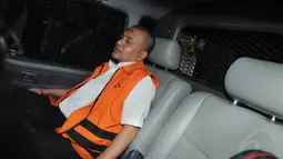 Ramadhani Ismy langsung menuju mobil tahanan yang membawanya seusai menjalani pemeriksaan, Jakarta, Rabu (20/8/14). (Liputan6.com/Herman Zakharia)