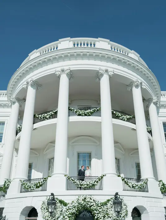 Pernikahan dengan nuansa serba putih menampilkan kesan elegan yang tak terbantahkan. [Foto: Tiffany & Co. dok]