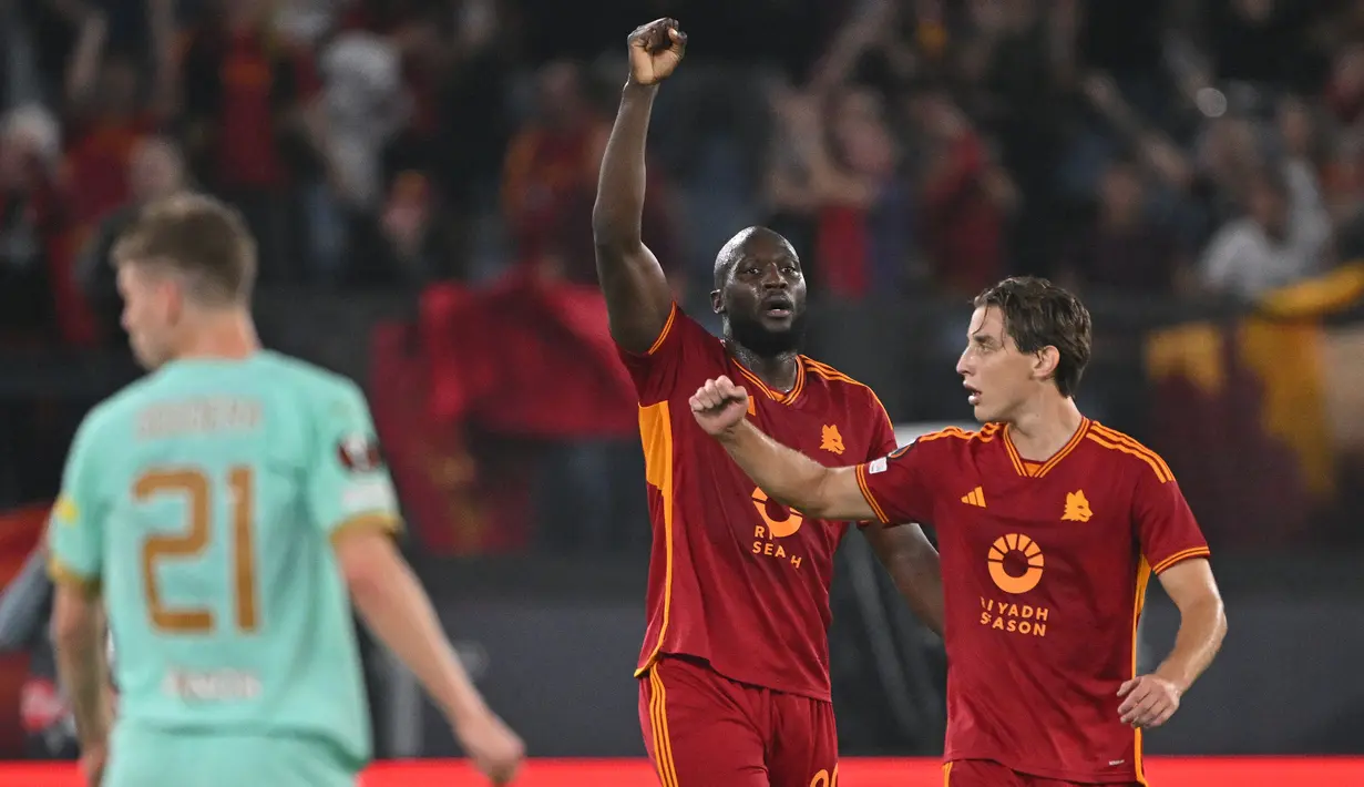 <p>Pemain AS Roma, Romelu Lukaku (tengah) merayakan gol bersama Edoardo Bove pada laga Grup G Liga Europa 2023/2024 melawan Slavia Praha di Olympic Stadium, Roma, Italia, Jumat (27/10/2023) dini hari WIB. Kemenangan 2-0 AS Roma membuat mereka kukuh di puncak klasemen grup dengan raihan 9 poin. (AFP/Alberto Pizzoli)</p>