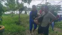 Anggota Polairud Polda Jambi dan warga sekitar saat mengevakusi korban pengemudi perahu yang membawa robongan Wawako Jambi di Danau Sipin, Jumat (4/8/2023). (Liputan6.com/gresi plasmanto)