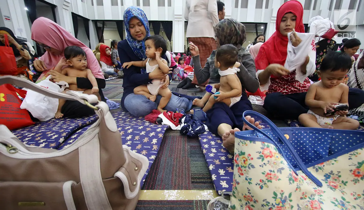 Para peserta bersiap mengikuti acara pijat massal bayi di Gedung Kementerian Kesehatan, Jakarta, Selasa (7/11). Acara dalam rangka menyambut Hari Kesehatan Nasional ini diikuti 300 bayi dan anak bawah dua tahun. (Liputan6.com/Immanuel Antonius)