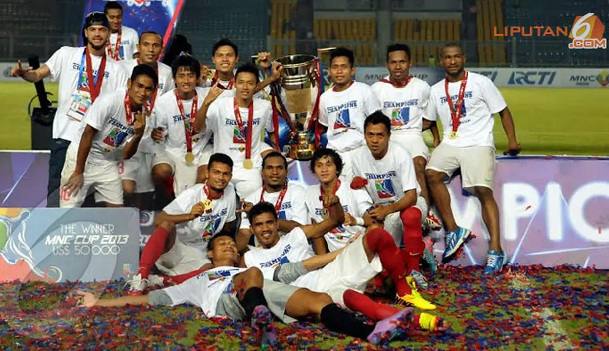 Para pemain Timnas Indonesia U23 berfoto bersama tropi juara dalam sebuah turmanen mini MNC Cup yang diikuti beberapa negara di Asia (Liputan6.com/Helmi Fithriansyah).