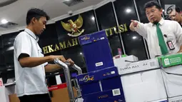 Tumpukan kardus berisi dokumen barang bukti yang diajukan tim BPN 02 pada sidang perselisihan hasil Pilpres 2019 dibawa masuk ke dalam Gedung Mahkamah Konstitusi, Jakarta, Kamis (13/6/2019). Sidang perselisihan hasil Pilpres 2019 akan berlangsung Jumat (14/6). (Liputan6.com/Helmi Fithriansyah)