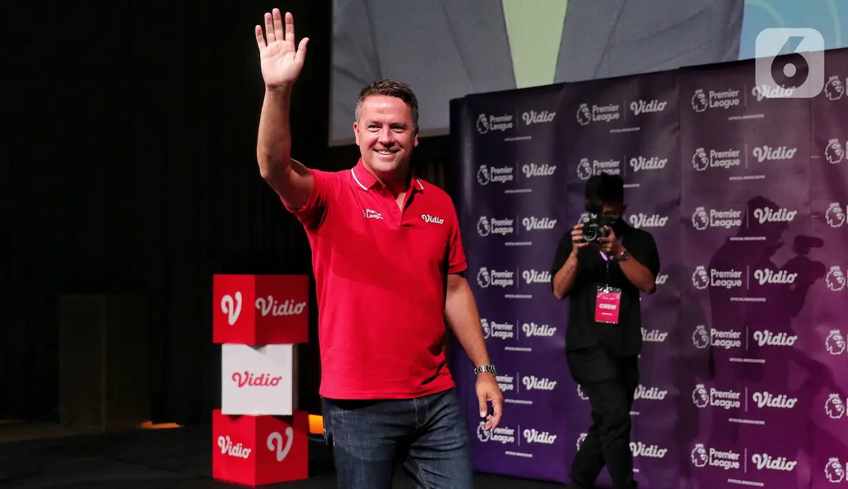 Mantan penyerang Liverpool dan Manchester United (MU) Michael Owen menyapa para penggemar di Indonesia saat meet and greet di Gedung SCTV Tower, Jakarta, Minggu (21/8/2022). Dalam acara #owenkevidio meet and greet with Michael Owen menceritakan pengalaman terbaiknya dalam dunia sepak bola kepada para penggemar serta berfoto bersama. (Liputan6.com/Angga Yuniar)