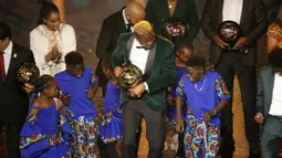 Pemain Nigeria, Victor Osimhen menari bersama anak-anak saat dinobatkan menjadi pemain terbaik Afrika 2023 oleh Konfederasi Sepak Bola Afrika (CAF) di Marrakesh, Maroko, Selasa 12 Desember 2023. Kesuksesan pemain Nigeria tersebut tak lepas dari penampilan tajamnya bersama Napoli dengan mencetak 31 gol di semua kompetisi dan membawa skuad berjuluk Il Partenopei menjuarai Serie A setelah 33 tahun. Ia juga menjadi pencetak gol terbanyak di Kualifikasi Piala Afrika 2024 dengan mencatatkan 10 gol bersama Nigeria. (AFP/STR)
