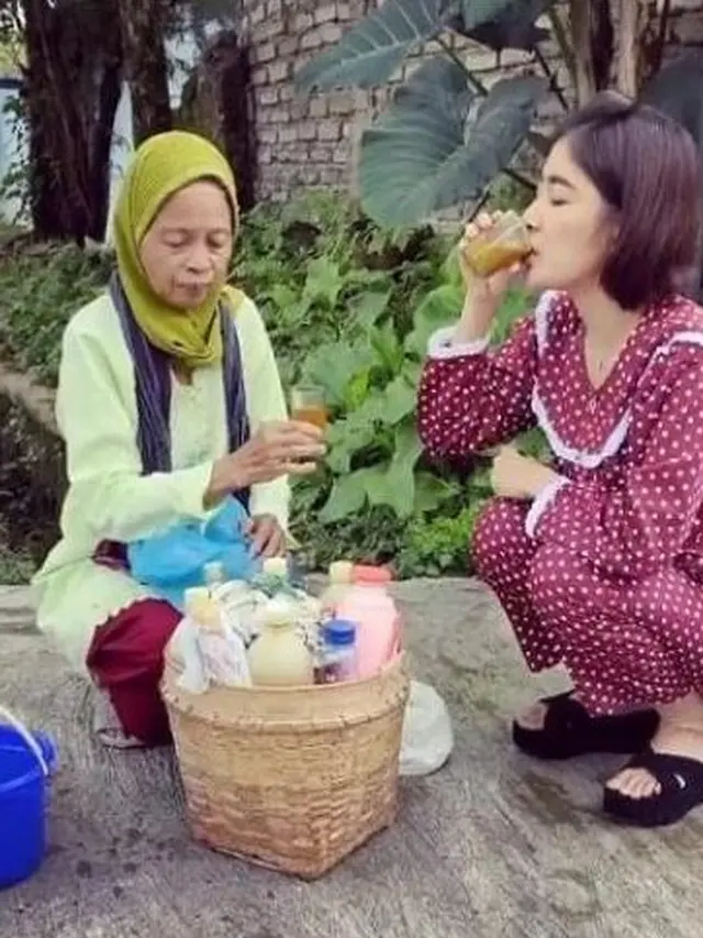 Tak Gengsi, 7 Artis Ini Jajan dan Beli Minuman di Pinggir Jalan