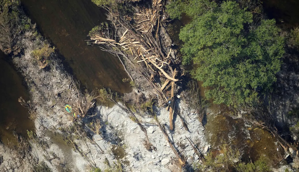 Diperkirakan jumlah korban tewas akibat banjir bandang di Texas, Amerika Serikat (AS) masih akan bertambah. (AP Photo/Gerald Herbert)