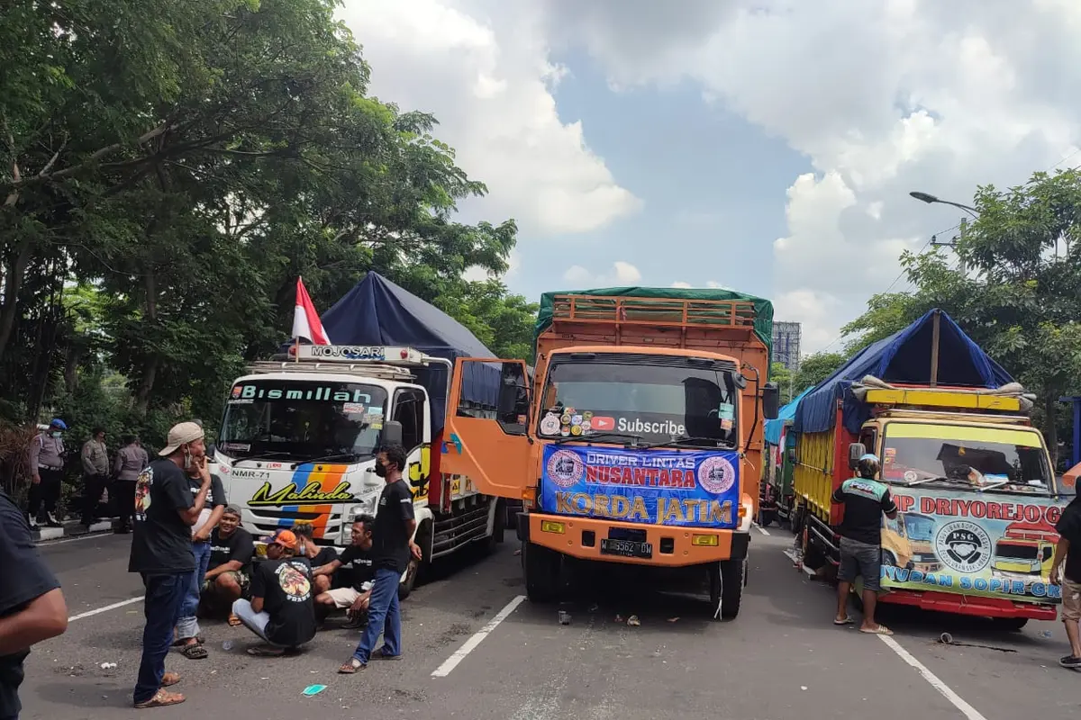 Sopir truk demo menolak kebijakan Odol. (Dian Kurniawan/Liputan6.com)