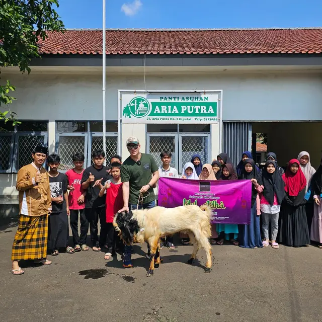 [Fimela] Bertrand Antolin berbagi hewan kurban