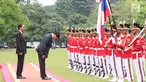 Presiden Joko Widodo (Jokowi)  mendampingi PM Republik Demokratik Rakyat, Laos Thongloun Sisoulith memberikan salam kepada pasukan kehormatan pada upacara kenegaraan di Istana Kepresidenan Bogor, Jawa Barat, Kamis (12/10). (Liputan6.com/Angga Yuniar)