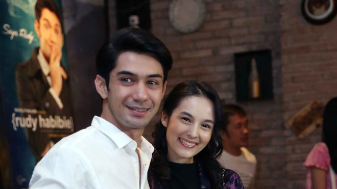 4 Alasan Reza Rahadian dan Chelsea Islan Cocok Sebagai Pasangan - Celeb