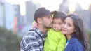 Pemilik nama lengkap Rafathar Malik Ahmad tengah diapit mesra oleh kedua orang tuanya, Raffi Ahmad dan Nagita Slavina. Mereka bertiga menikmati suasana sore hari di Melbourne, Australia. (Liputan6.com/IG/@raffinagita1717)