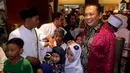 Ketua DPR RI Bambang Soesatyo saat menggelar halalbihalal di kediamannya di Jakarta, Jumat (15/6). Kegiatan rutin dalam rangka merayakan hari raya Idul Fitri 1439 H ini dihadiri oleh pejabat, legislator serta masyarakat umum. (Liputan6.com/Johan Tallo)