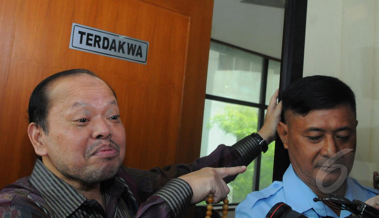 Sutan Bhatoegana saat berada di depan ruang terdakwa Pengadilan Tipikor, Jakarta, Senin (6/4/2015). Sutan, tersangka kasus dugaan penerimaan hadiah terkait penetapan APBN-P Kementerian ESDM di DPR RI. (Liputan6.com/Herman Zakharia)