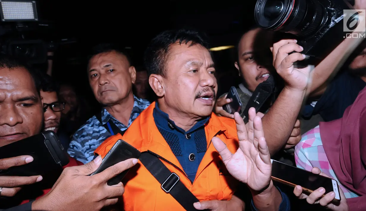 Bupati Jombang Nyono Suharli Wihandoko (tengah) menjawab pertanyaan usai menjalani pemeriksaan di Gedung KPK, Jakarta, Minggu (4/2). Nyono menjadi tersangka suap perizinan pengurusan jabatan di Pemkab Jombang. (Liputan6.com/Helmi Fithriansyah)