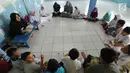 Guru mengajarkan anak-anak membaca Al-Quran di Kampung Quran Alkholidin Cinere,  Depok, Senin (13/5/2019). Momentum bulan Ramadhan 1440 H dimanfaatkan anak-anak membaca dan menghapal Quran untuk menambah amalan ibadah puasa sekaligus meningkatkan kemampuan membaca Quran. (merdeka.com/Arie Basuki)