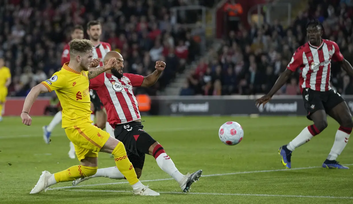 Gelandang Liverpool, Harvey Elliott berebut bola dengan pemain Southampton, Nathan Redmond  pada pertandingan lanjutan Liga Inggris di Stadion St. Mary di Southampton, Inggris, Rabu (18/5/2022). Liverpool menang tipis atas Southampton 2-1. (AP Photo/Frank Augstein)