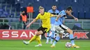 Penyerang Borussia Dortmund, Erling Braut Haland (kiri) berebut bola dengan bek Lazio, Francesco Acerbi pada pertandingan perdana Grup F Liga Champions 2020 di Stadion Olimpico, Rabu (21/10/2020) dini hari WIB. Lazio menang 3-1 atas Borussia Dortmund. (Alberto PIZZOLI/AFP)