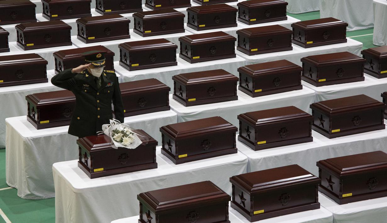 Perwira militer China memberi hormat selama upacara peti mati dan upacara pemulangan jenazah tentara China yang tewas dalam Perang Korea di Incheon, Korea Selatan, Rabu (1/9/2021). Korea Selatan memulangkan 109 tentara China yang tewas dalam Perang Korea. (Jeon Heon-kyun/Pool Photo via AP)
