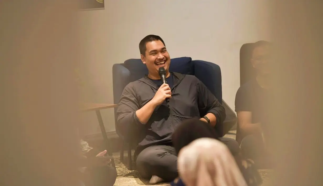 Di sebuah acara gathering pun Dito tampil kasual. Ia mengenakan kaus hitam, yang kemudian dilapisi dengan jaket parasut hitam, dan dipadukannya dengan celana panjang yang juga berwarna hitam. Foto: Instagram.