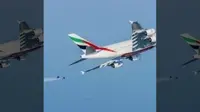 Dua atlet ekstrem penerbang jet menampilkan aksi nekat terbang sejajar dengan pesawat Emirates.