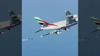 Aksi Menakjubkan 'Jetman' Terbang Sejajar dengan Pesawat Emirates