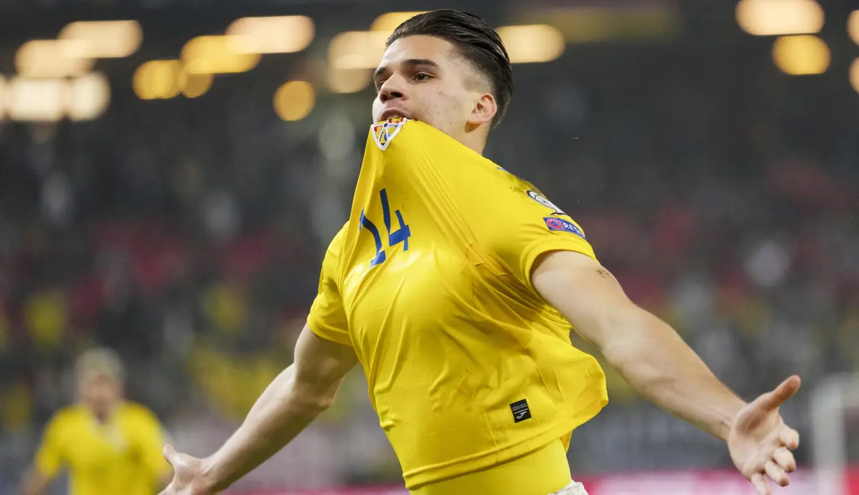 Alhasil Der Panzer kebobolan terlebih dahulu lewat aksi pemain Rumania, Ianis Hagi di menit ke-9. (AP/Michael Sohn)