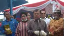 Wakil Presiden Jusuf Kalla memberikan keterangan sebelum pemusnahan narkotika jenis sabu di lapangan silang Monas, Jakarta, Jumat (4/5). Sabu 2,647 ton yang dimusnahkan adalah hasil sitaan dari dua kasus dengan delapan tersangka. (Merdeka.com/Imam Buhori)