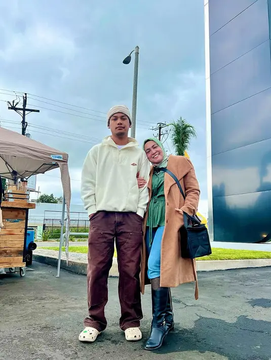 Nino Kuya bersama sang ibu, Astrid. [Foto: Instagram/astridkuya]