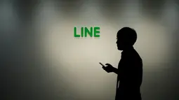 Seseorang melewati logo LINE di kantor pusat LINE di Jepang, 2 Juni 2016. Perusahaan jejaring sosial LINE akan membuka penawaran umum perdana atau IPO kepada publik di bursa efek Tokyo. (REUTERS/Toru Hanai)