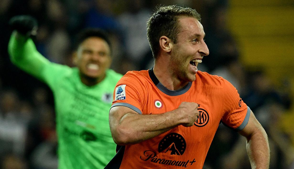 Pemain Inter Milan, Davide Fratesi melakukan selebrasi setelah mencetak gol kemenangan ke gawang Udinese pada laga Liga Italia 2023/2024 di Friuli - Dacia Arena stadium, Udinese, Italia, Selasa (09/04/2024) WIB. (AFP/Filippo Monteforte)