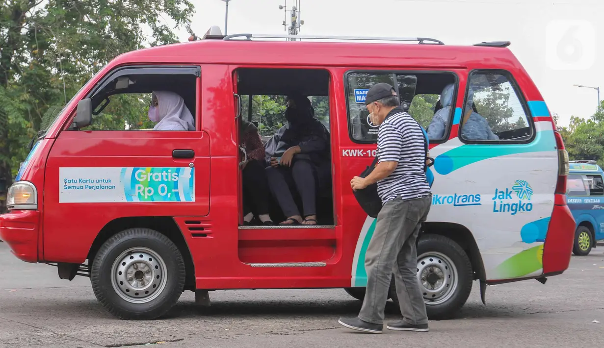 Penumpang menaiki angkutan umum di Kampung Rambutan, Jakarta, Selasa (12/7/2022). Rencana kebijakan pengaturan tempat duduk seluruh angkutan umum (Angkot) untuk mengantisipasi terjadinya pelecehan seksual di angkutan umum. (Liputan6.com/Herman Zakharia)