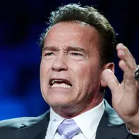 Aktor AS, Arnold Schwarzenegger berbicara pada forum KTT One Planet Summit di Paris, Selasa (12/12). Mantan Gubernur California itu mencuri perhatian dengan dua cincin di jari yang salah satunya bermotif tengkorak warna perak. (AP Photo/Christophe Ena)