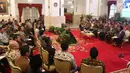 Presiden Joko Widodo saat menerima perwakilan nelayan seluruh Indonesia di Istana Negara, Jakarta, Selasa (22/1). Jokowi mengingatkan para nelayan serta pengusaha perikanan untuk menggunakan Bank Mikro Nelayan. (Liputan6.com/Angga Yuniar)