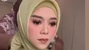 Kebaya hijau berhias borkat dan payet dibuat oleh desainer Renzila Zuardi. Dalam story Instagramnya ia mengatakan desain pakaiannya disesuaikan dengan karakter Lesti. Yang simpel namun tetap cantik, kemewahan dalam kesederhanaan. Credit: Instagram @rozanajulani