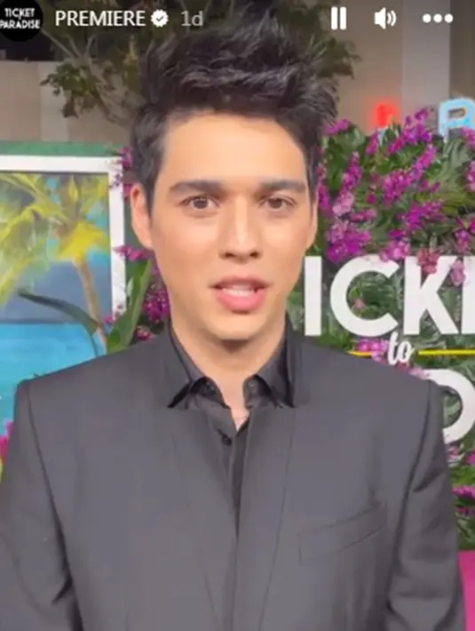 Maxime Bouttier tampil gagah dengan jas dari brand fashion ternama. Pemeran dari karakter Gede ini tak bisa menyembunyikan kebahagiaannya bisa bergabung dengan deretan artis Hollywood dalam satu film. (Liputan6.com/IG/@tickettoparadise)