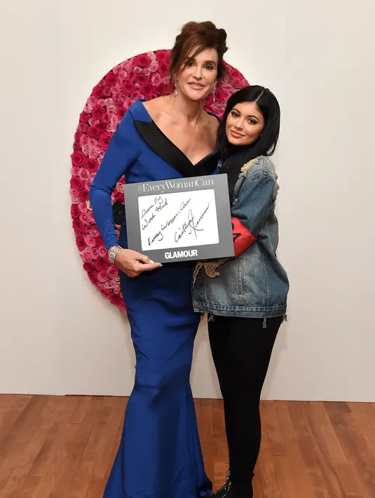 Wanita berambut coklat ini masuk melalui pintu belakang, namun dengan senang hati berpose bersama sang ayah. Memakai ‘crop top’ hitam di balik jaket denimnya, paduan pakaiannya malam itu seakan membuat dirinya terlihat lebih tua. (AFP/Bintang.com)