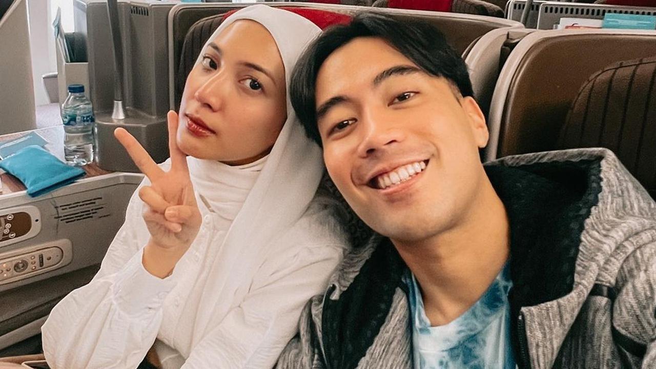 Ungkap Rasa Syukur, Ini Momen Vidi Aldiano dan Sheila Dara Umroh di Awal 2023
