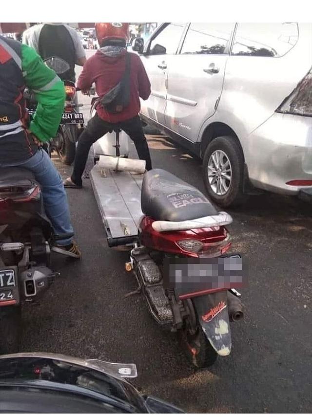 Modifikasi Nyeleneh Sepeda Motor Matic Ini BikinTepuk Jidat