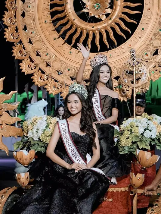Yasinta Aurellia juga tampak turut menghadiri Jember Fashion Carnaval 2023. Ia merupakan Puteri Indonesia Lingkungan 2023, Miss Supranational Indonesia 2023, dan Puteri Indonesi Jawa Timuer 2023. Tampil anggun berdua dengan Farhana Nariswari, keduanya kompak mengenakan dress hitam, lengkap dengan tiara masing-masing. [Foto: Instagram/ourputeris]