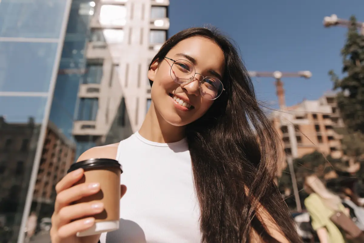 wanita april di luar