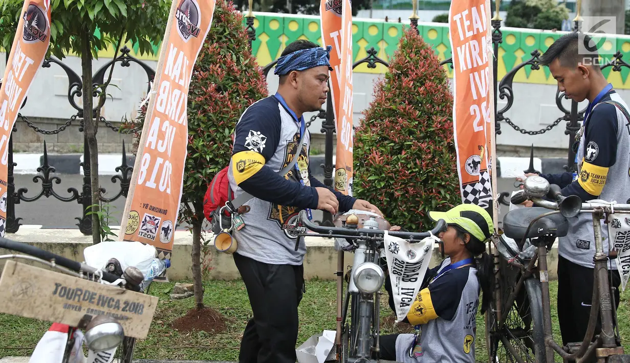 Peserta melakukan persiapan saat pelepasan kirab estafet IVCA 2018 di Museum Polri, Jakarta, Minggu (25/3). Komunitas Kosti melakukan Kirab IVCA 2018 sejauh 1.500 Kilometer dari pantai Anyer sampai Sanur Bali. (Liputan6.com/Herman Zakharia)