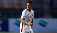 Aksi pemain Ratchaburi FC, Faiq Jefri Bolkiah, dalam pertandingan uji coba melawan Persija Jakarta yang berlangsung di stadion Patriot Candrabhaga, Bekasi, Minggu (25/6/2023). (Bola.com/M Iqbal Ichsan)