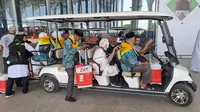 Jemaah haji Indonesia kelompok terbang (kloter) pertama terus berdatangan di Bandara Amir Mohammed bin Abdul Aziz (AMAA) Madinah, Rabu (24/5/2023). (Foto:Liputan6/Nafiysul Qodar)