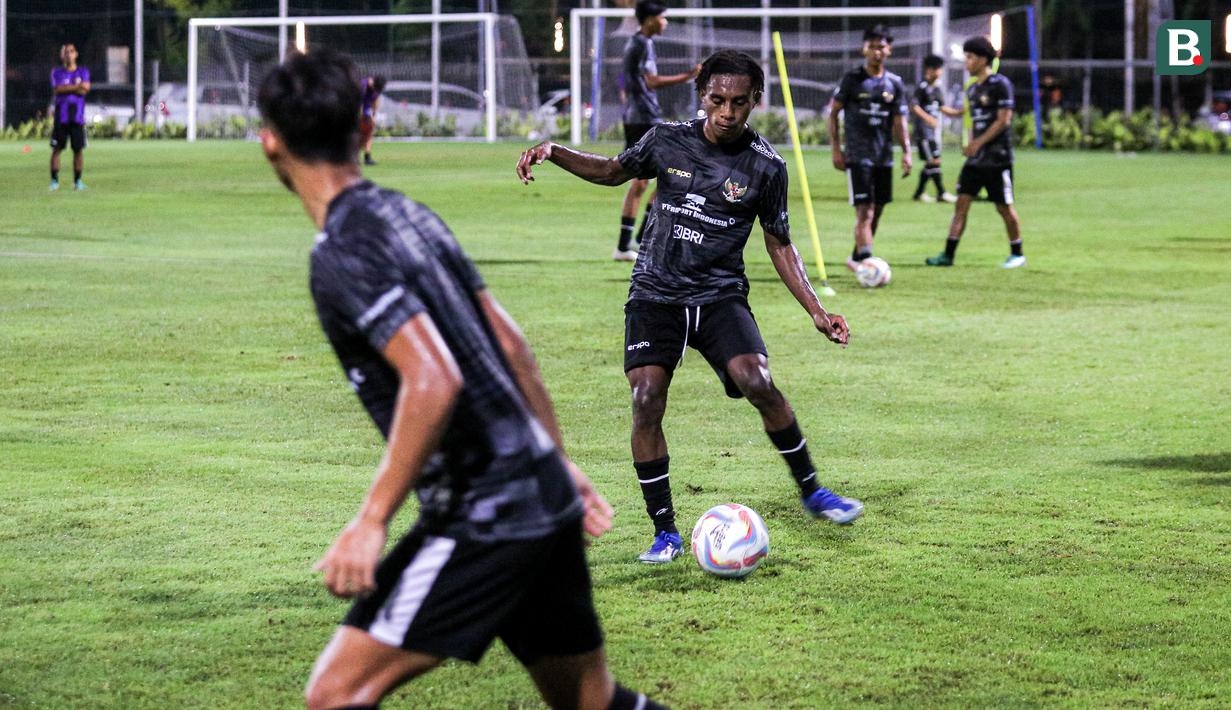 Suasana pemusatan latihan Timnas Indonesia U-20 yang berlangsung di Lapangan B, Senayan, Jakarta, Jumat (15/03/2024) malam. (Bola.com/Bagaskara Lazuardi)