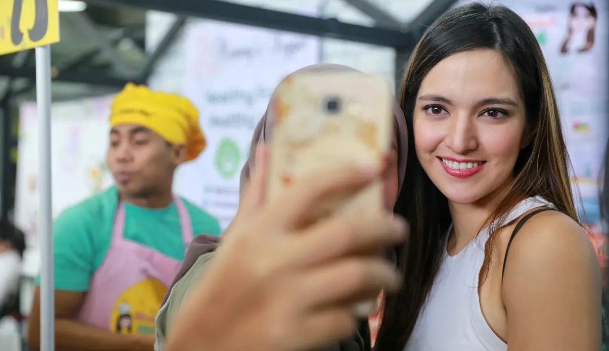 Sebelum Chacha tampil berhijab, Nia mengaku tak pernah mendengar rencanya menutup aurat. Ibu tiga anak itu juga tak diajak ngobrol soal keputusannya berhijab. (Adrian Putra/Bintang.com)