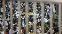 Jemaah menunaikan salat Idulfitri di Masjid Istiqlal Jakarta. (Liputan6.com/Faizal Fanani)