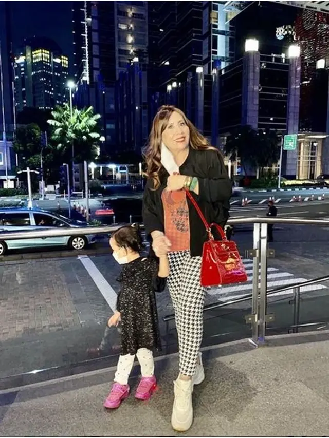 6 Potret Ni Made Ayu Nenek Verrell Bramasta, Tampil Modis Meski Tak Lagi Muda