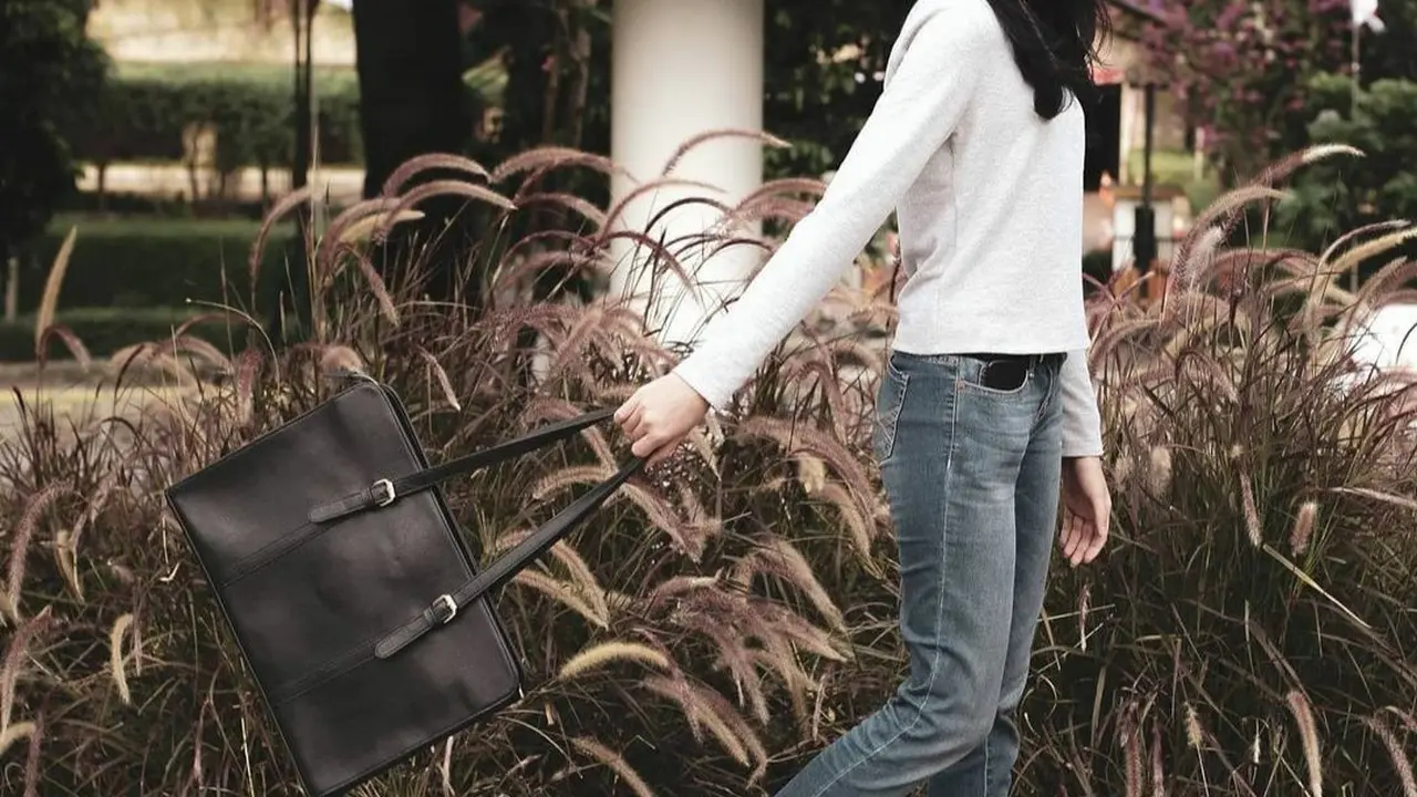 Berawal dari kesulitannya mencari tas laptop yang fashionable, Tsana kemudian memproduksi pas laptop sendiri dan menjualnya.